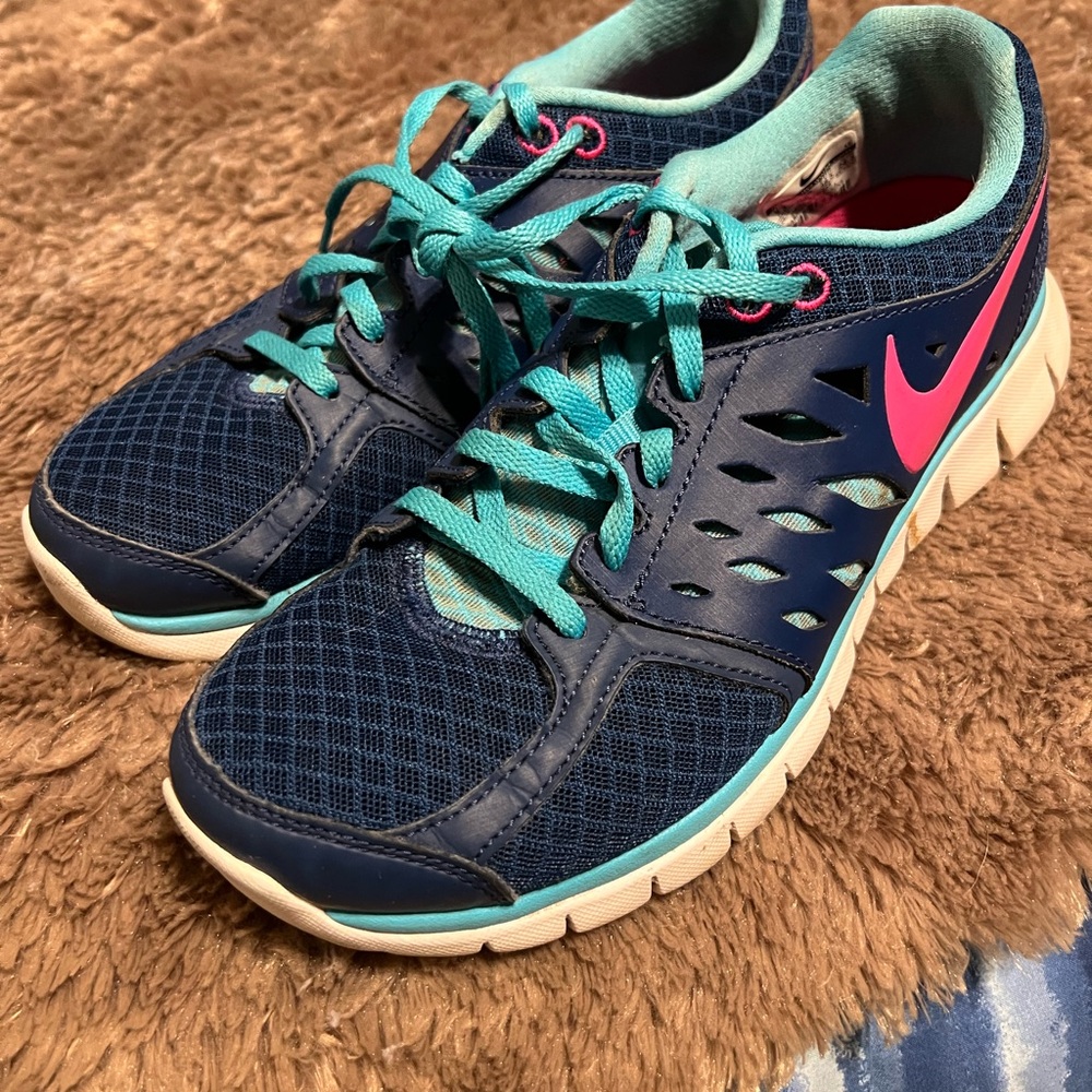 Nike Women's Navy and Teal Sneakers